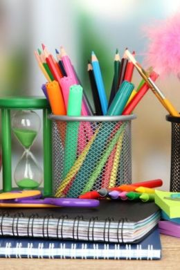 Школьный предмет с цветными карандашами