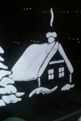 Рисунок на окне белой гуашью