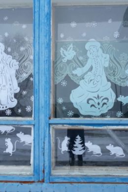 Снегурочка рисунок на окне гуашью