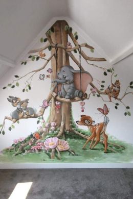 Рисунок в детской комнате на стене