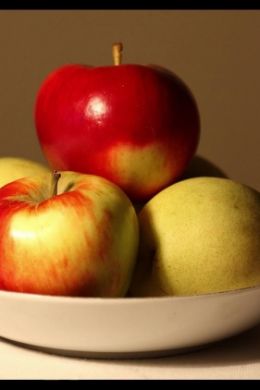 Натюрморт яблоки на тарелке