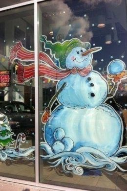 Дед мороз нарисованный на окне гуашью