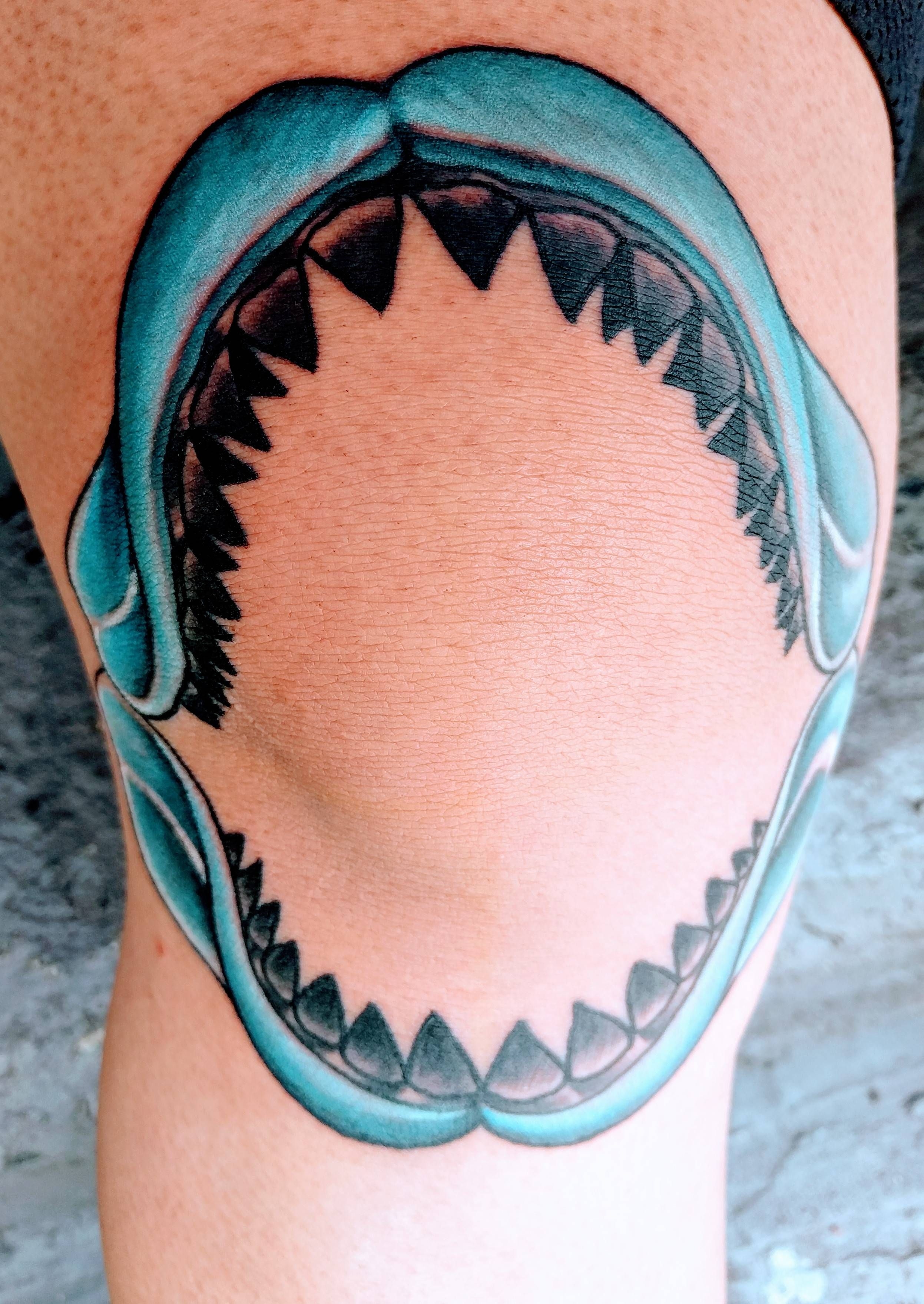 Челюсть акулы тату