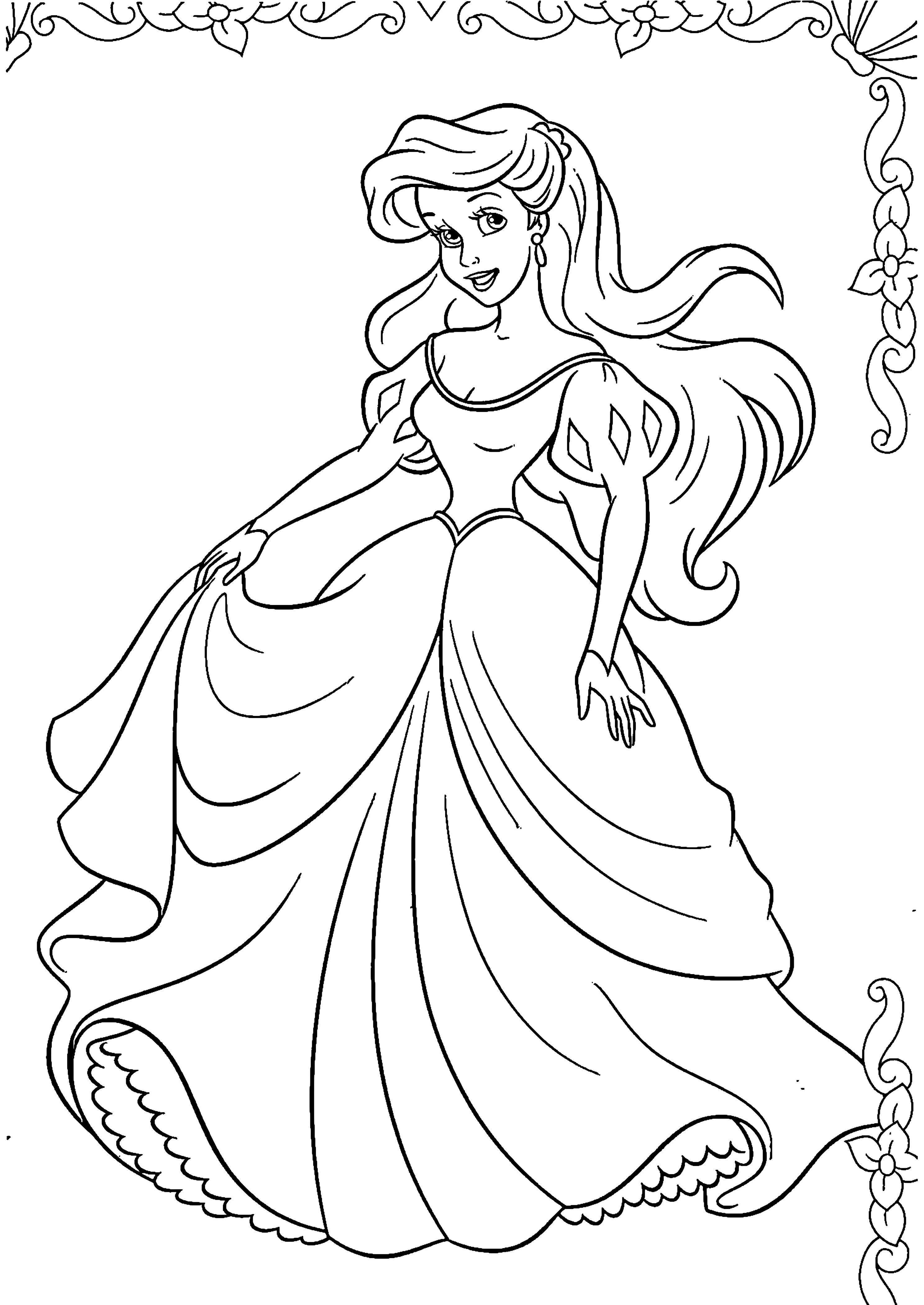 Милая Принцесса Ариэль в бальном платье