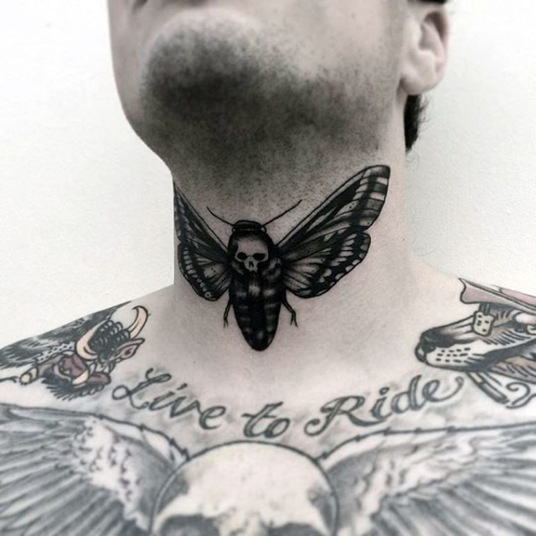 Тату бабочки мужчина. Тату на шее. Тату мотылек на шее. Татуировки мужские на шее. Татуировка на шее спереди.