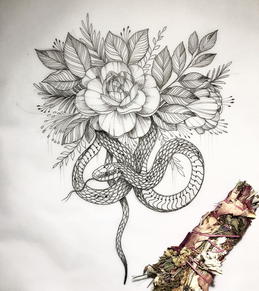 Тату змея в цветах