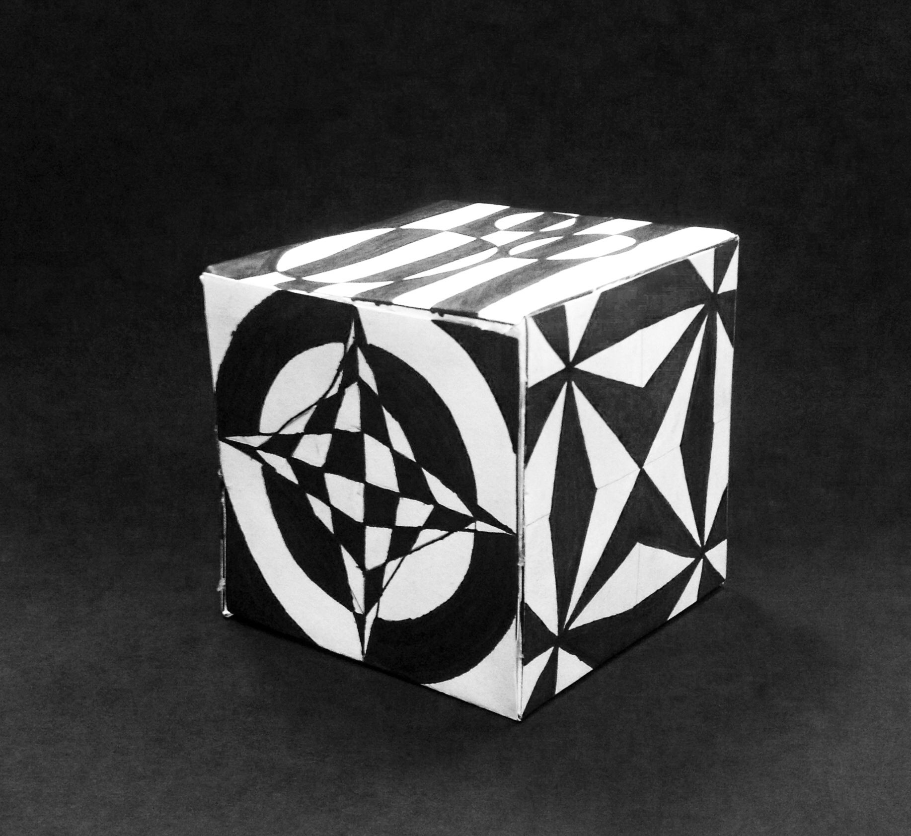 Куб с цветами внутри. Куб с орнаментом. Кубик разрушение формы. Графические иллюзии. Куб иллюзия.