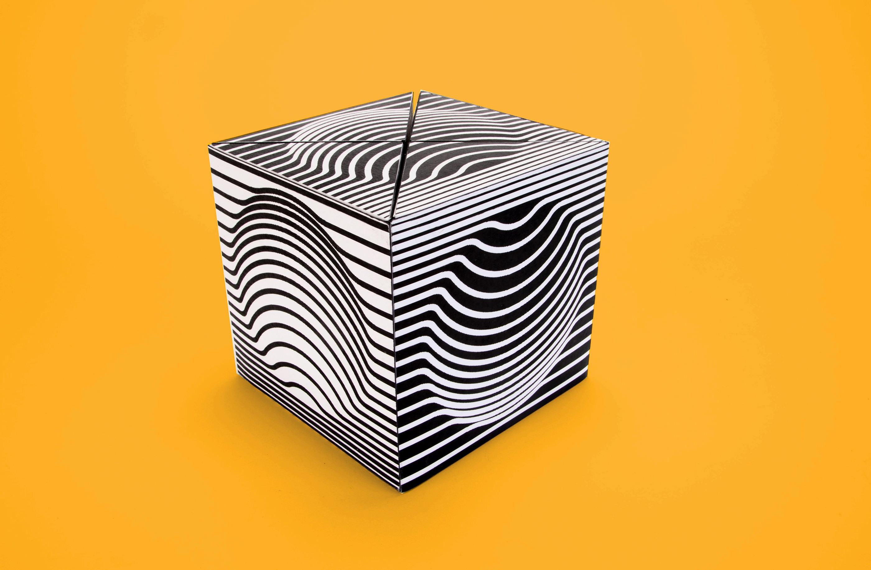Утроенный куб. Дизайнерский куб. Оптическая иллюзия куб. Куб разрушение формы. Объемный куб.