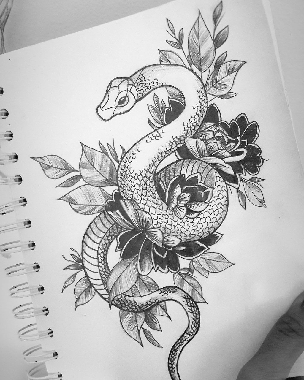 Тату эскиз две змеи и цветы