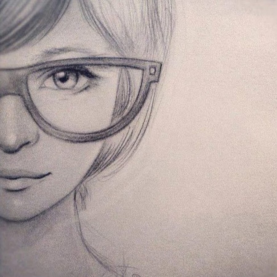 Карандашный портрет девушки в очках
