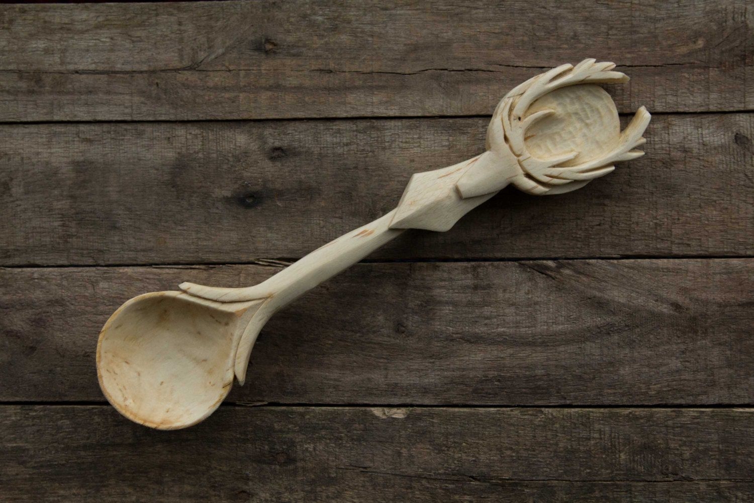 Wooden spoon. Деревянная ложка. Деревянная ложка для еды. Ложки из дерева. Деревянные ложки с резьбой.
