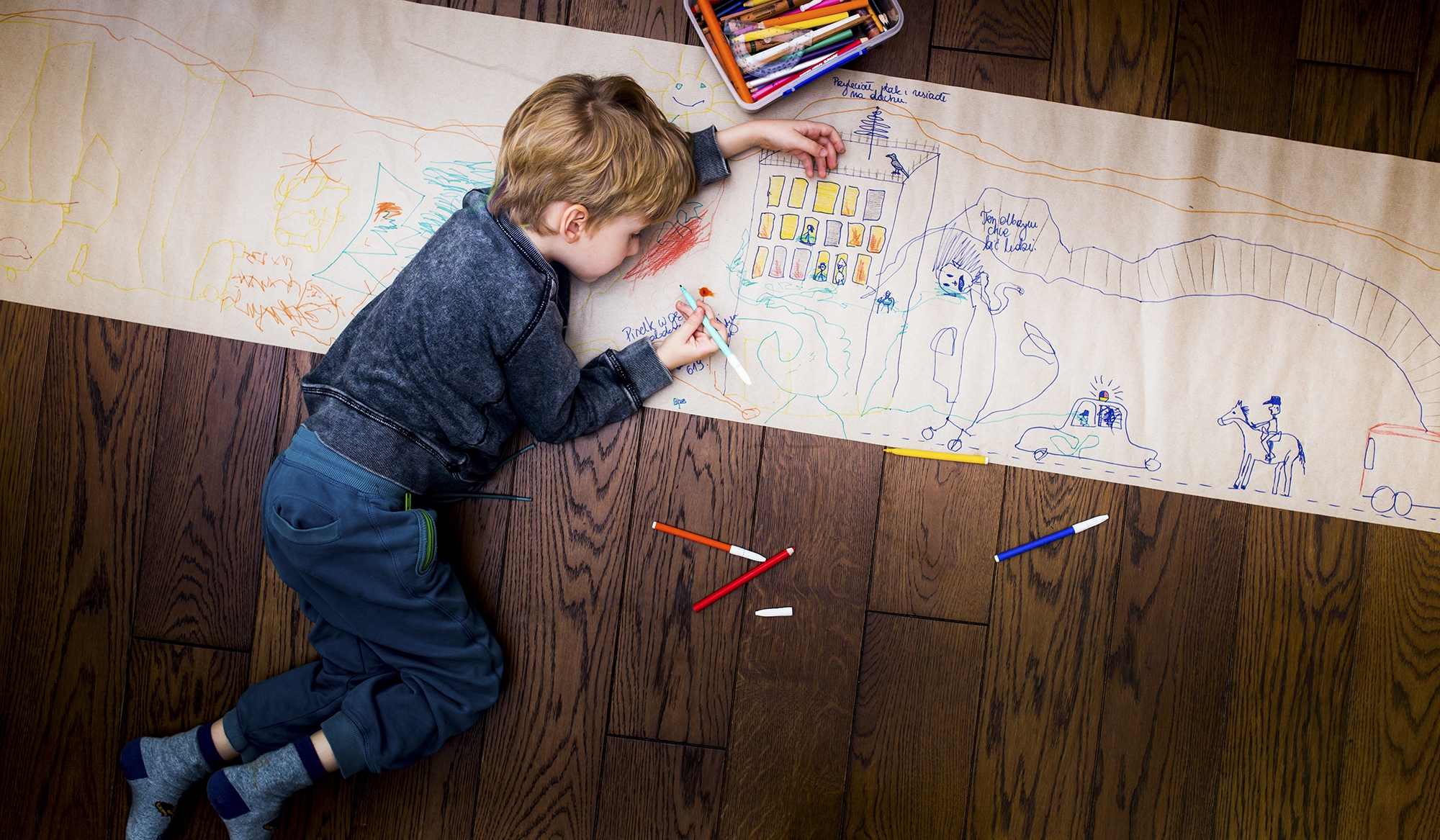 Игры один рисует. Рисование на обоях с детьми. Рисуем с детьми. Ребенок рисует на полу. Ламинат детский с рисунком.