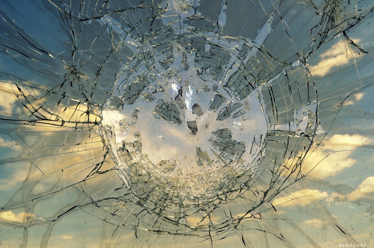 Осколок разрушить. Разбитое стекло. Разбитое зеркало. Разбитое зеркало арт.