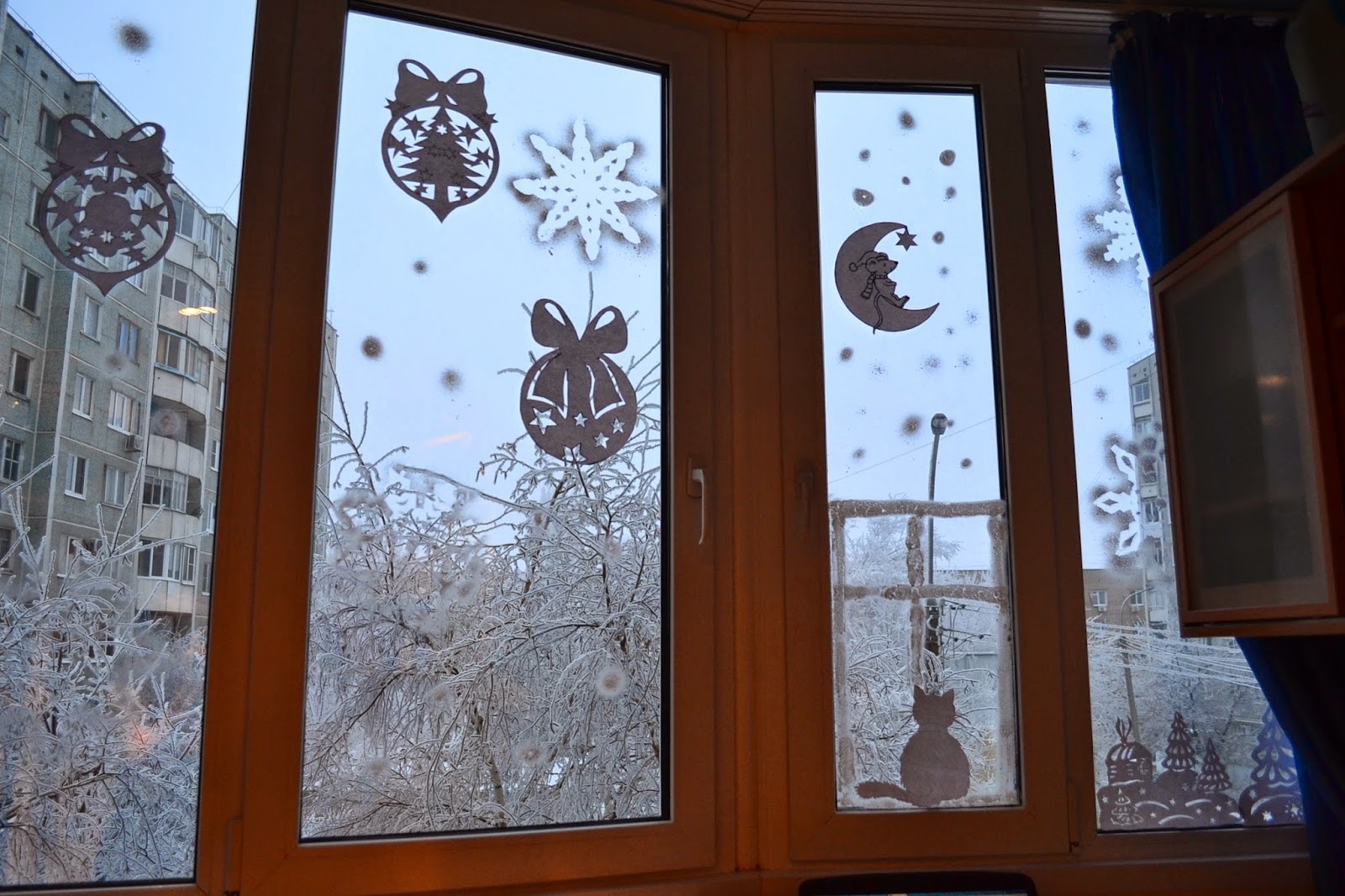 Разрисованное окно. Крымские окна украшения окон. Украшения на окна семья. Украшение окон к Весте. Окна Крым украсить.